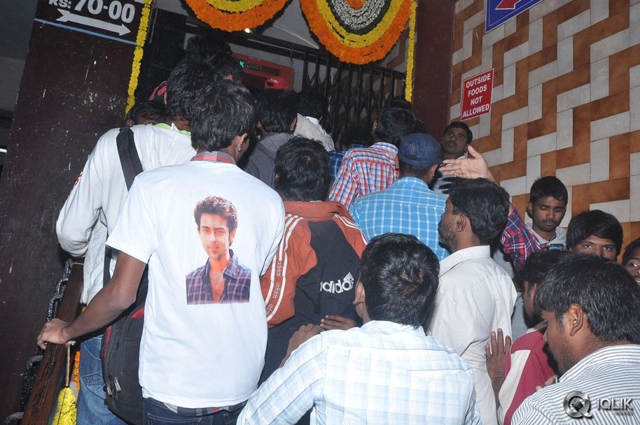 Mukunda-Movie-Hungama-at-Sandhya-Theatre